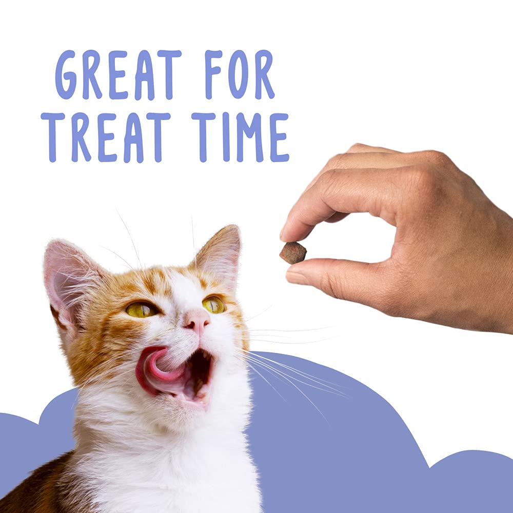 Uso de Friskies Party Mix como premio durante el entrenamiento del gato.