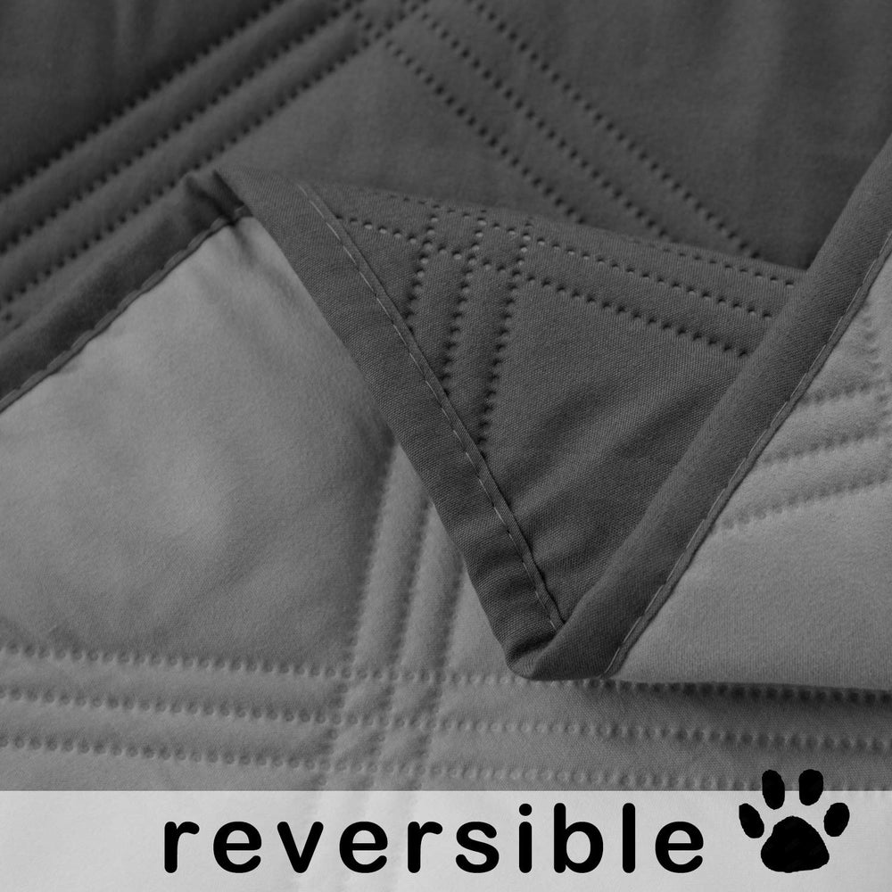 Diseño reversible en dos tonos, ideal para sofá o cama.