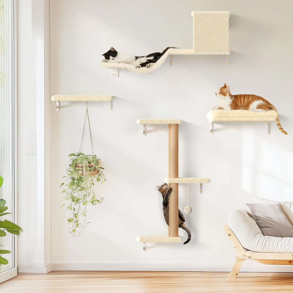 Producto FUKUMARU: estanterías de pared para gatos en madera beige, brindando apoyo estable.