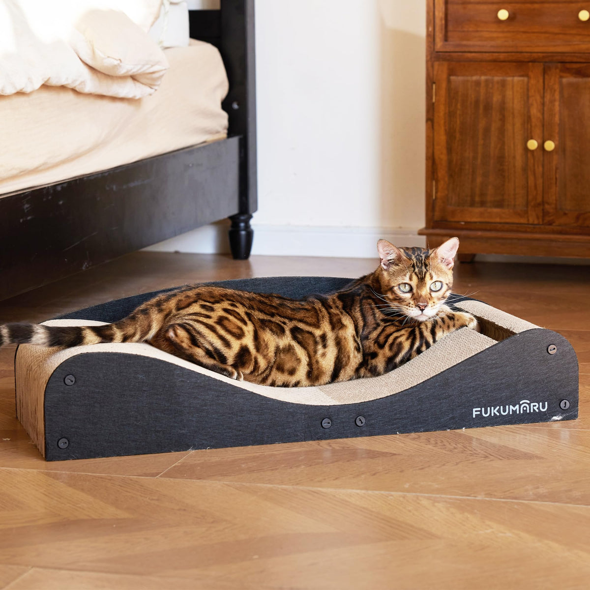 Sillón FUKUMARU para gatos, largo y cómodo para estirarse y rascar.