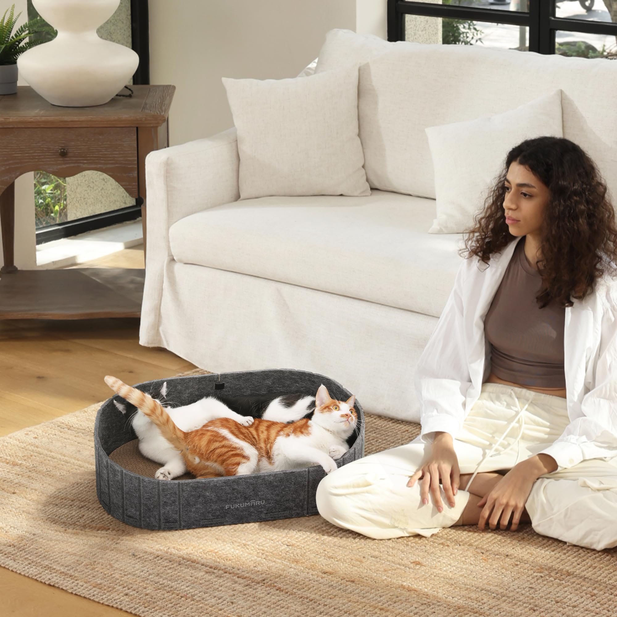 Versátil para gatos: descanso, juego y rascar en un mueble FUKUMARU.