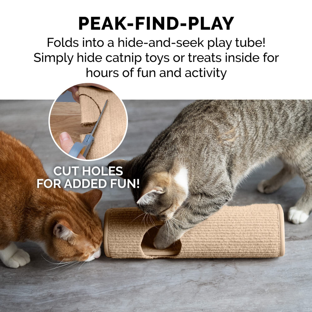 Gato usando Furhaven Wrap Around crema como superficie de juego y rascado.