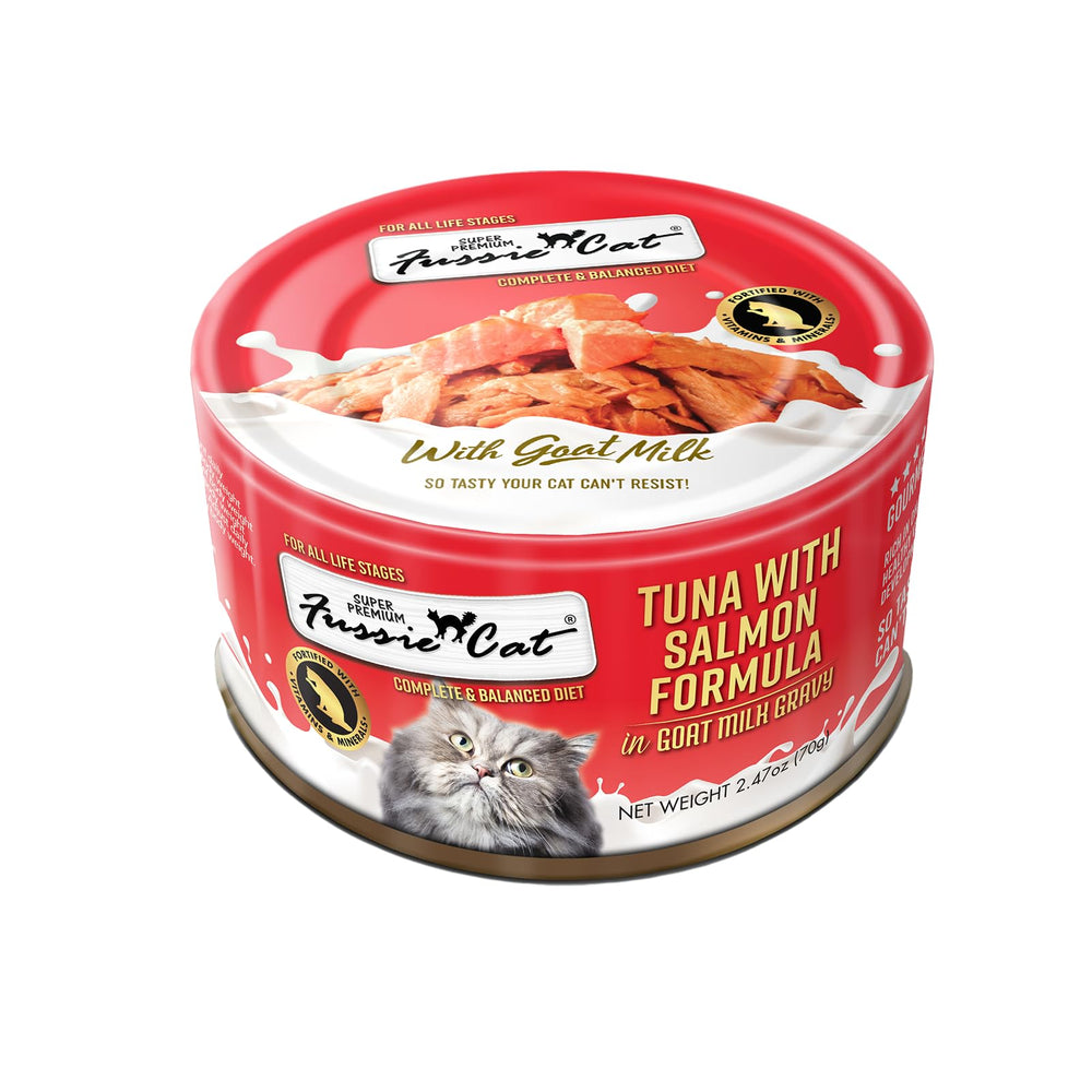 Fussie Cat muestra la lata con gravy de leche de cabra con atún y pollo.