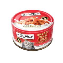 Fussie Cat muestra la lata con gravy de leche de cabra con atún y pollo.