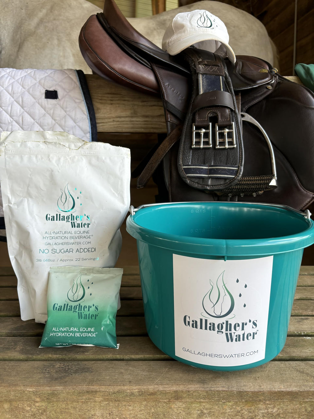 GALLAGHER'S WATER cubo teal 2 galones, vista lateral, uso práctico en establos para caballos y otros animales