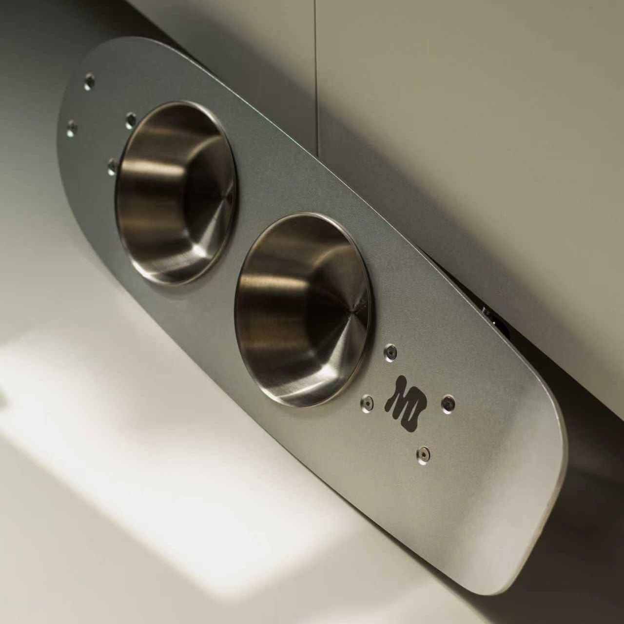 Base de aluminio estable con ruedas resistentes que evitan resbalones.