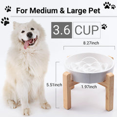 Soporte bambu elevando el tazon ceramico para comer despacio