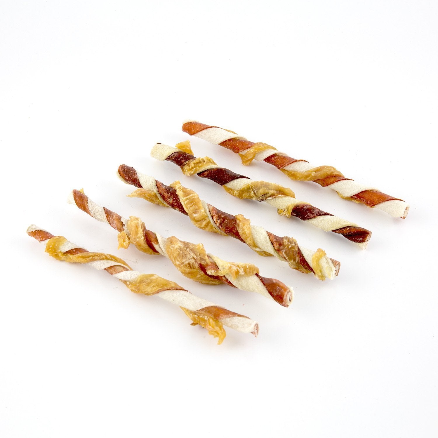 GOOD 'N' FUN Triple Flavor Twists con pollo real envuelto ofreciendo sabor intenso.