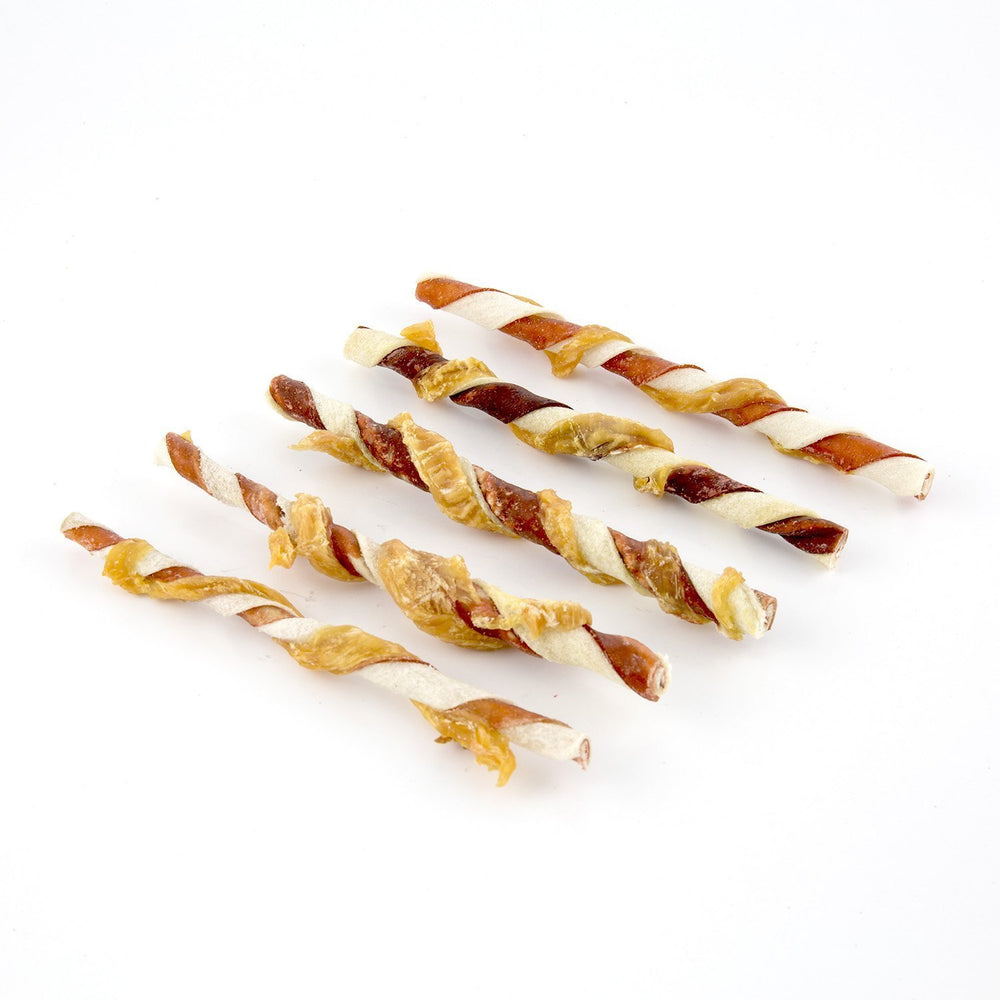 GOOD 'N' FUN Triple Flavor Twists con pollo real envuelto ofreciendo sabor intenso.