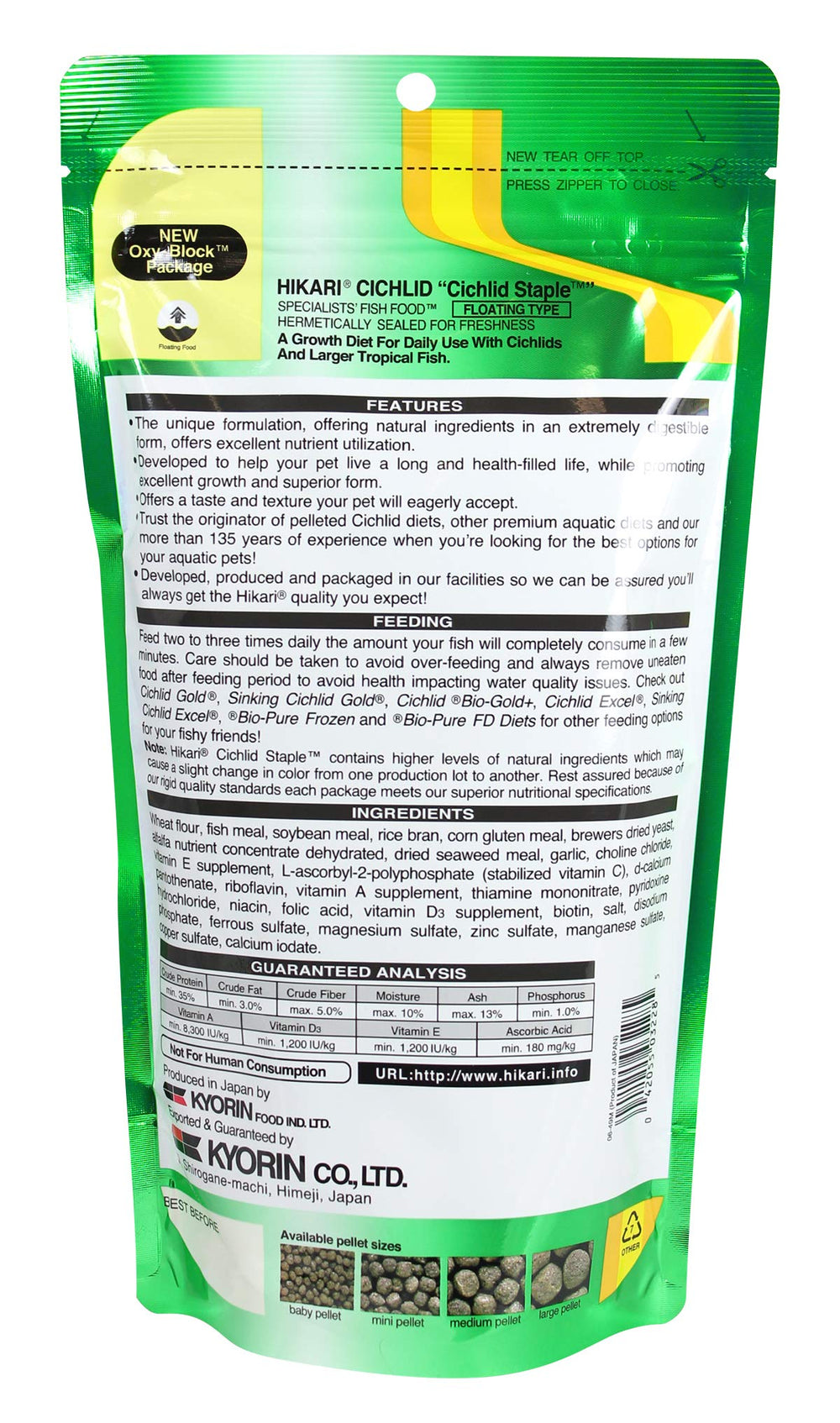 Pellets de Hikari Cichlid Staple visibles en el agua, compatibles con acuario claro.