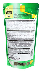 Pellets de Hikari Cichlid Staple visibles en el agua, compatibles con acuario claro.