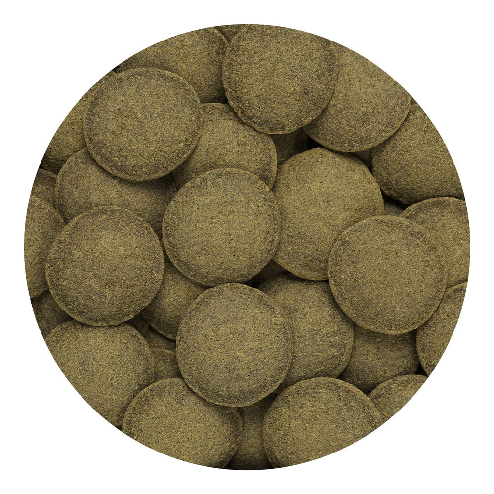 Pastillas de algas Hikari en empaque compacto para alimentación de acuario.