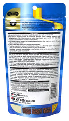Pellets dorados Hikari visibles en pecera para cíclidos
