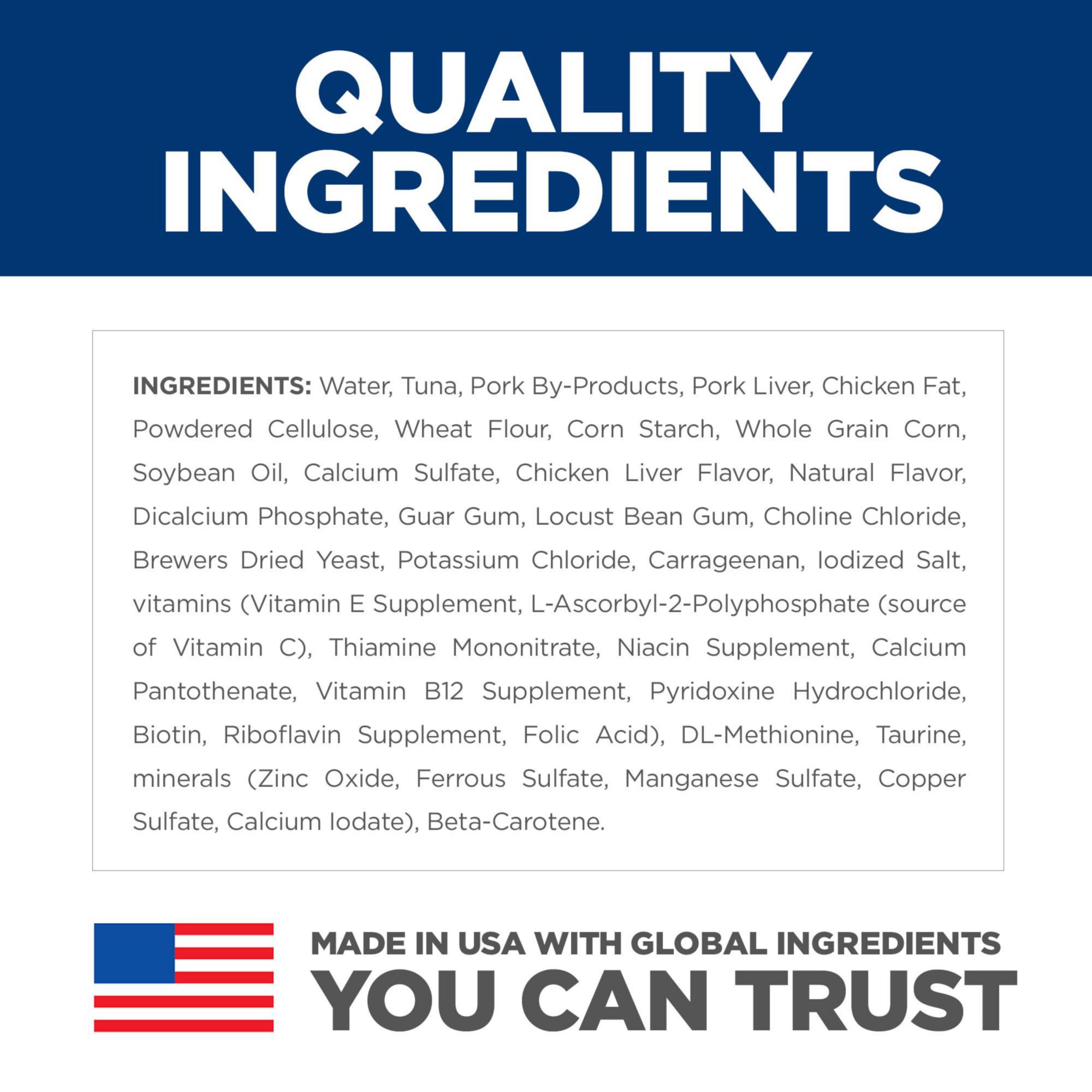 Gato disfrutando Hill's Science Diet en casa, recompensa sabrosa para interiores.