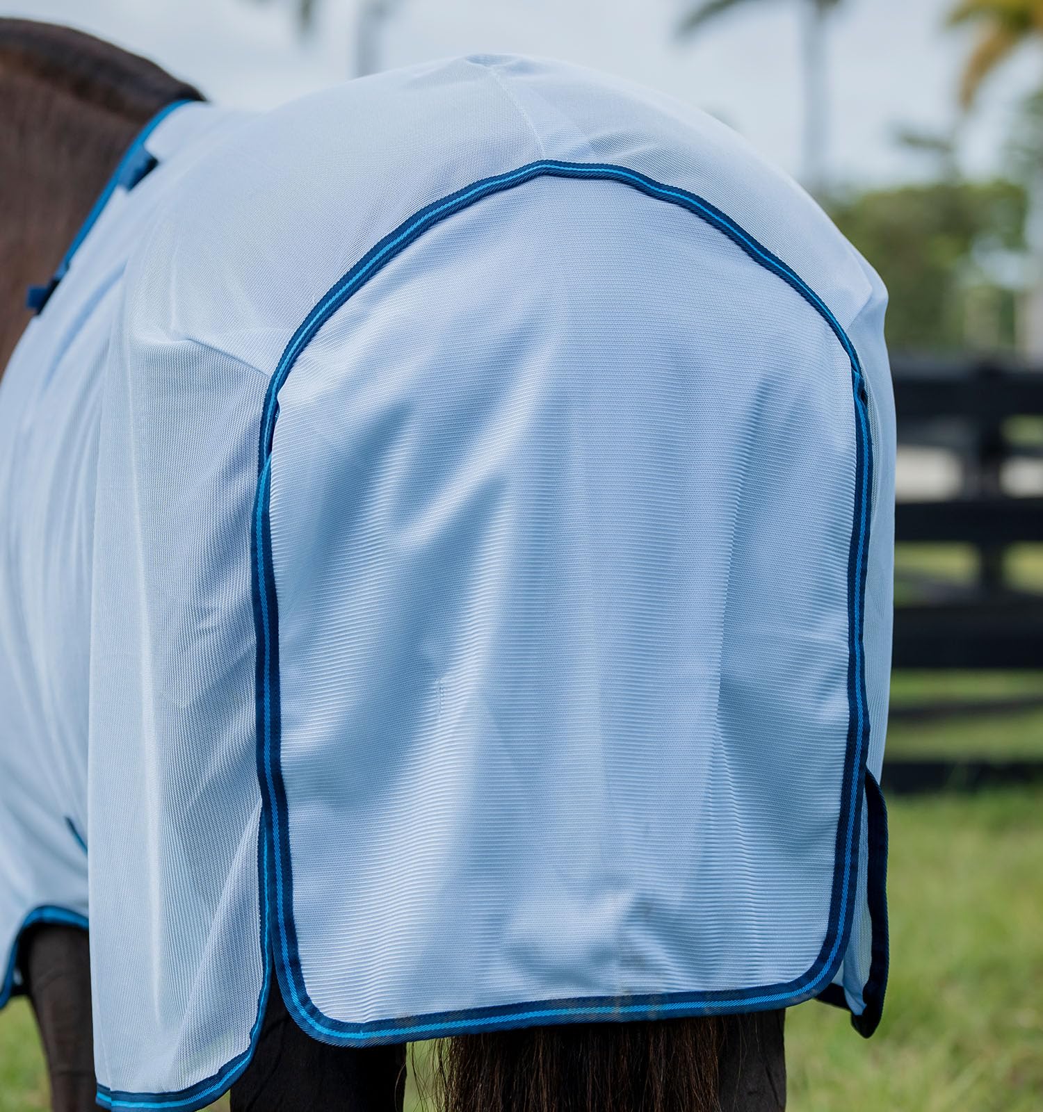 Horseware Amigo Bug Rug tiras cruzadas para fijación estable en caballos activos.