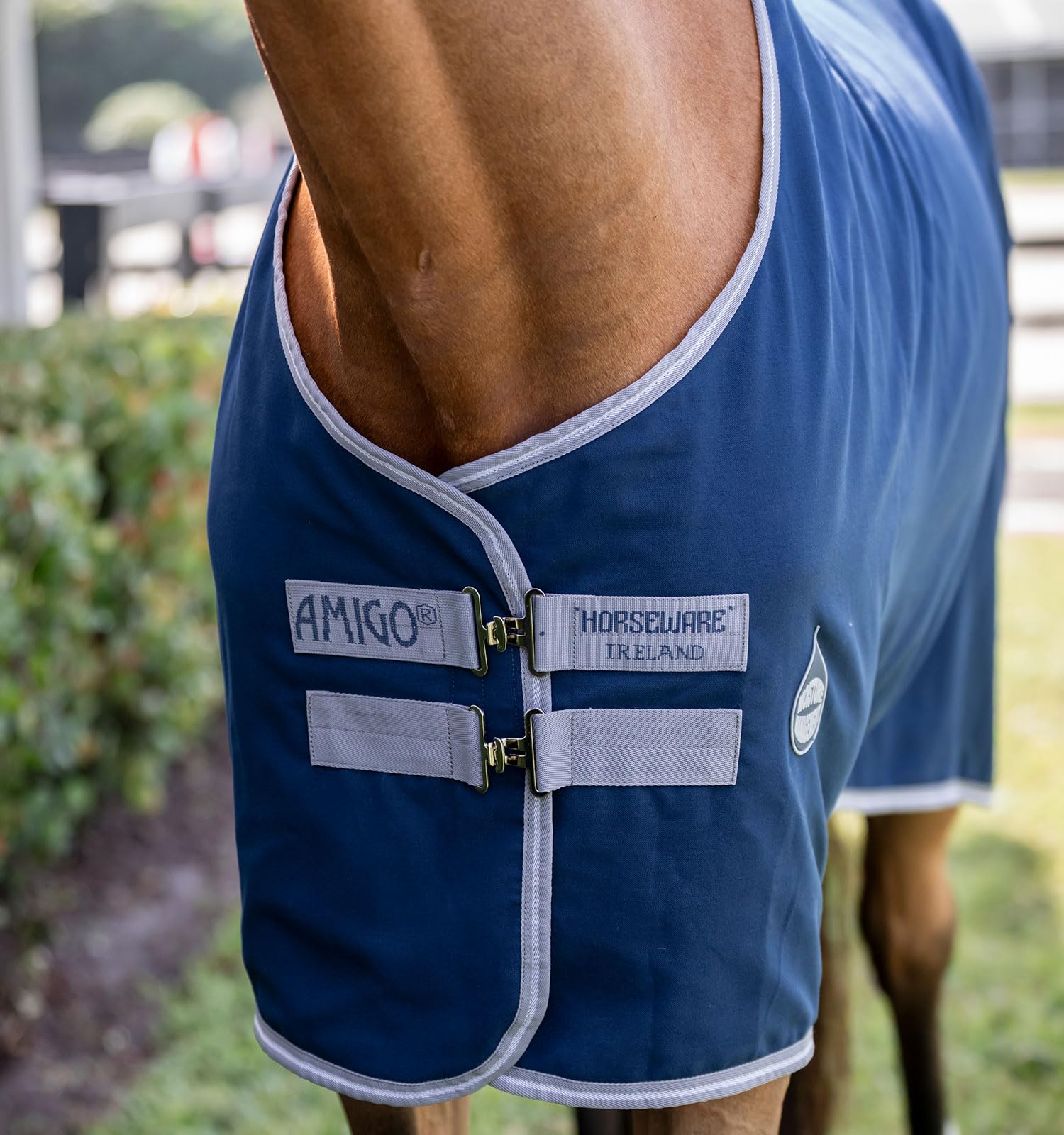 Horseware Amigo Stable Sheet, cinchas cruzadas para mayor sujeción durante el viaje.