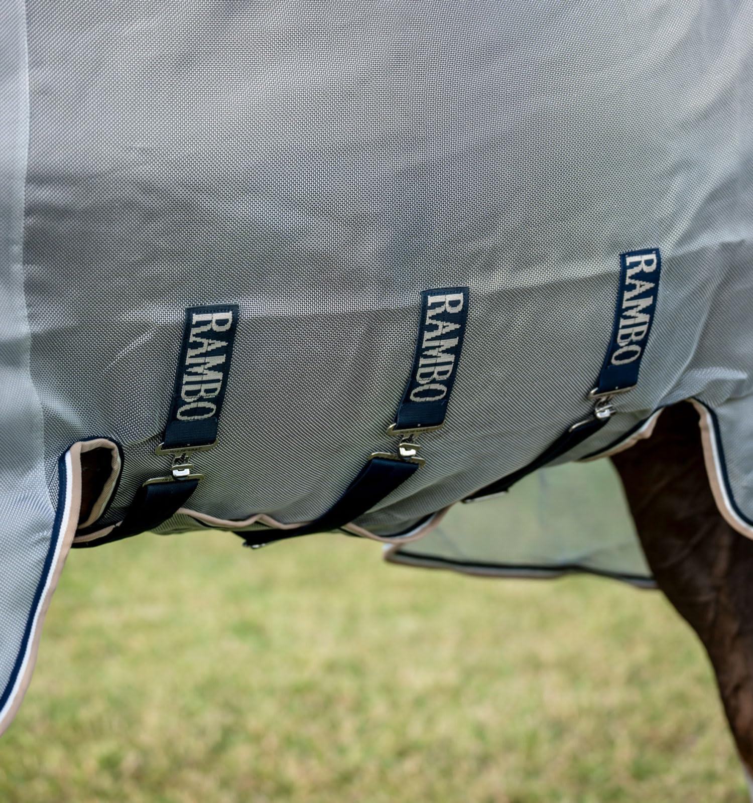 Protector integrado de Horseware, capucha: protección de cabeza frente a insectos.