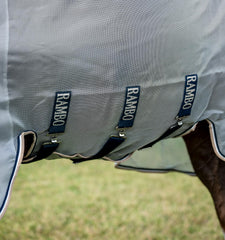 Protector integrado de Horseware, capucha: protección de cabeza frente a insectos.