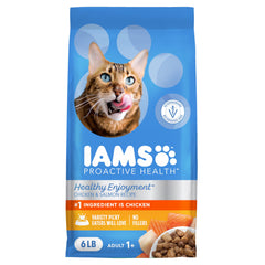 Envase de IAMS para gatos con pollo y salmón, ideal para alimentación diaria.