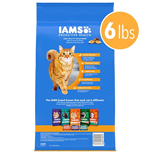 Croquetas crujientes de IAMS para gatos, pollo y salmón.