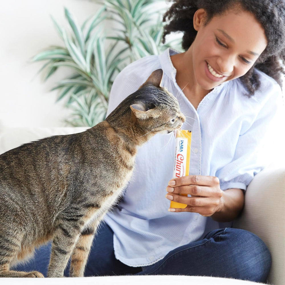 INABA Churu tubo atún cremoso, ideal para complementar la hidratación del felino.