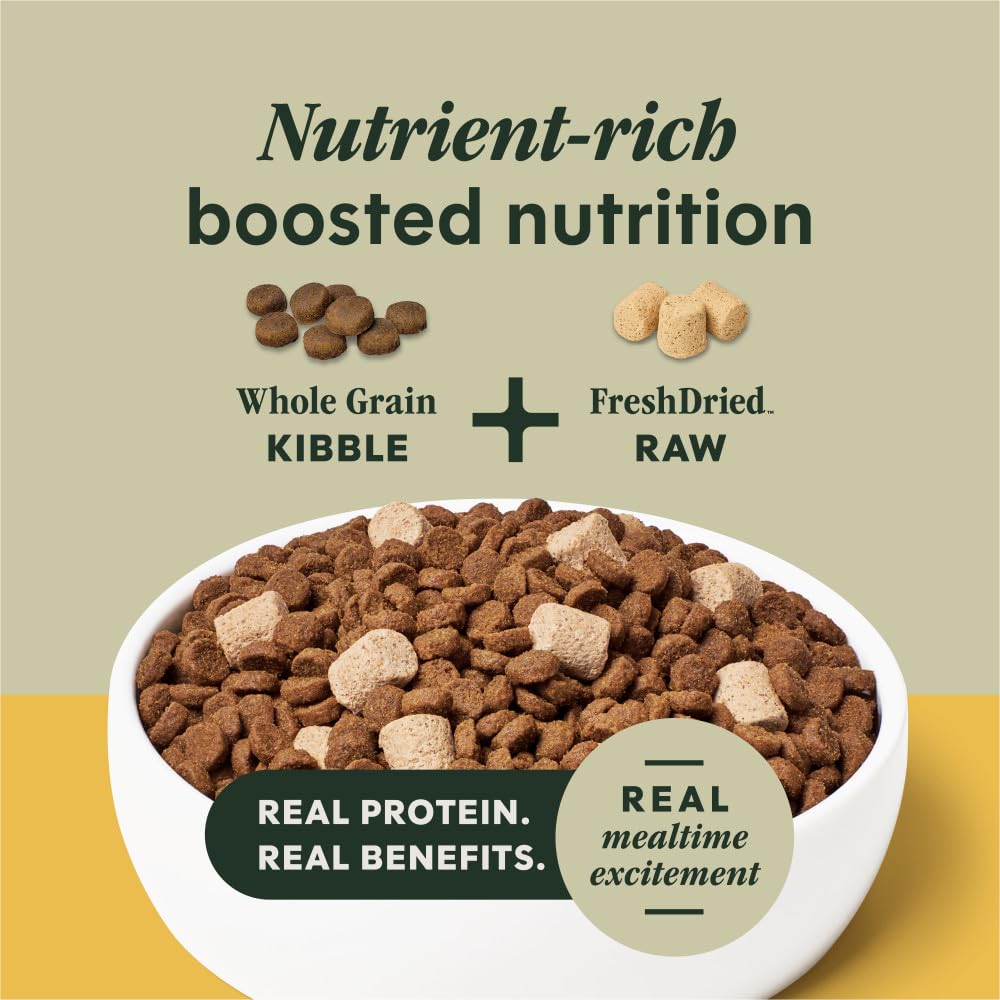 Instinct RawBoost mezcla crujiente y trozos deshidratados para sabor estimulante.