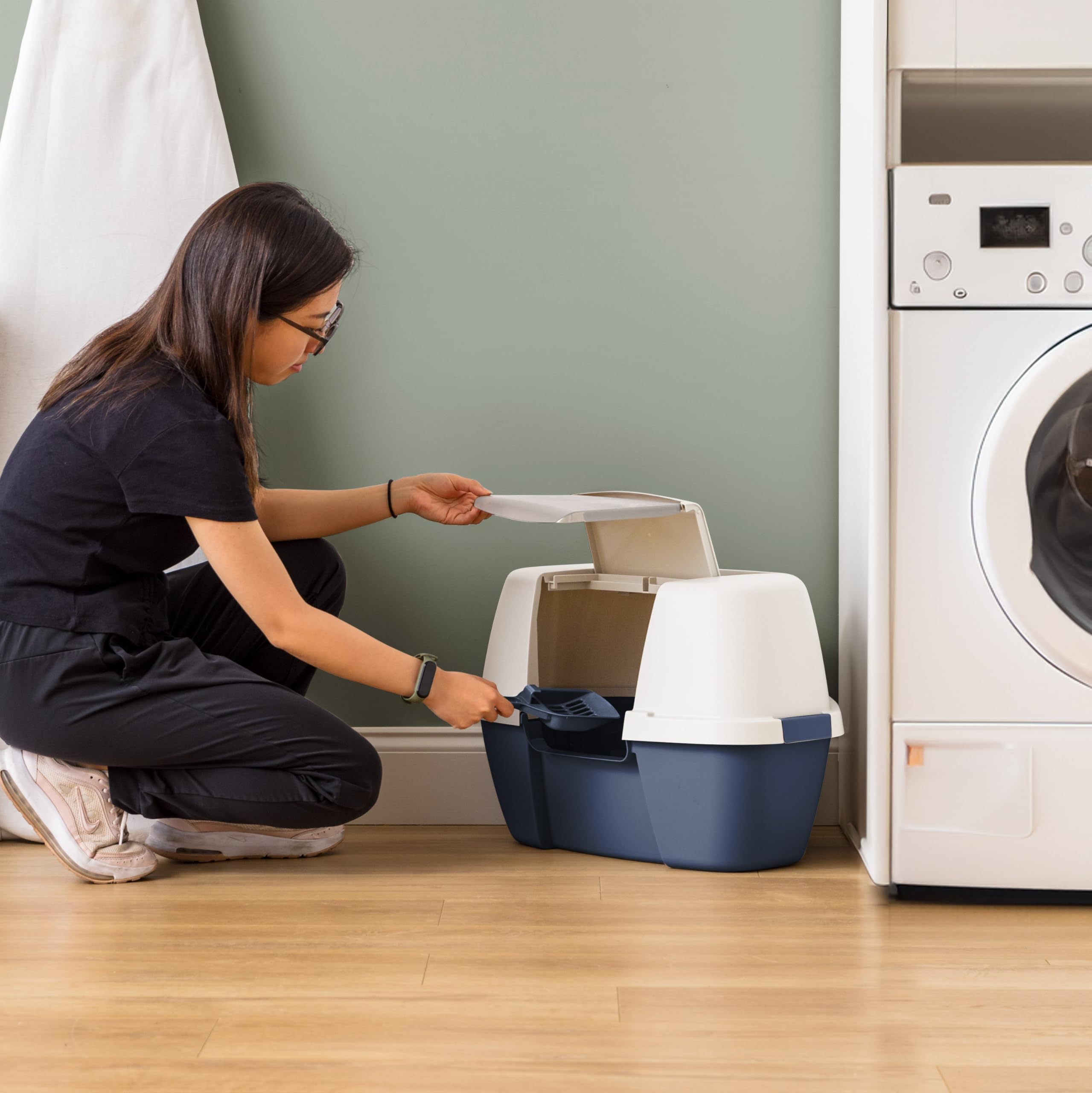 IRIS USA caja esquina para gatos, color azul marino y blanco que combina con muebles.