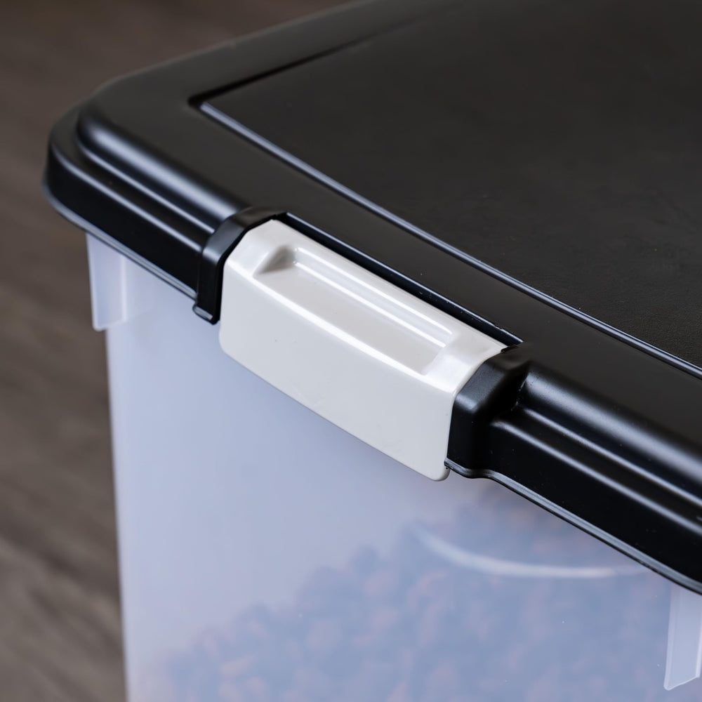 Capacidad IRIS USA 69 qt para hasta 54 lb de alimento seco.