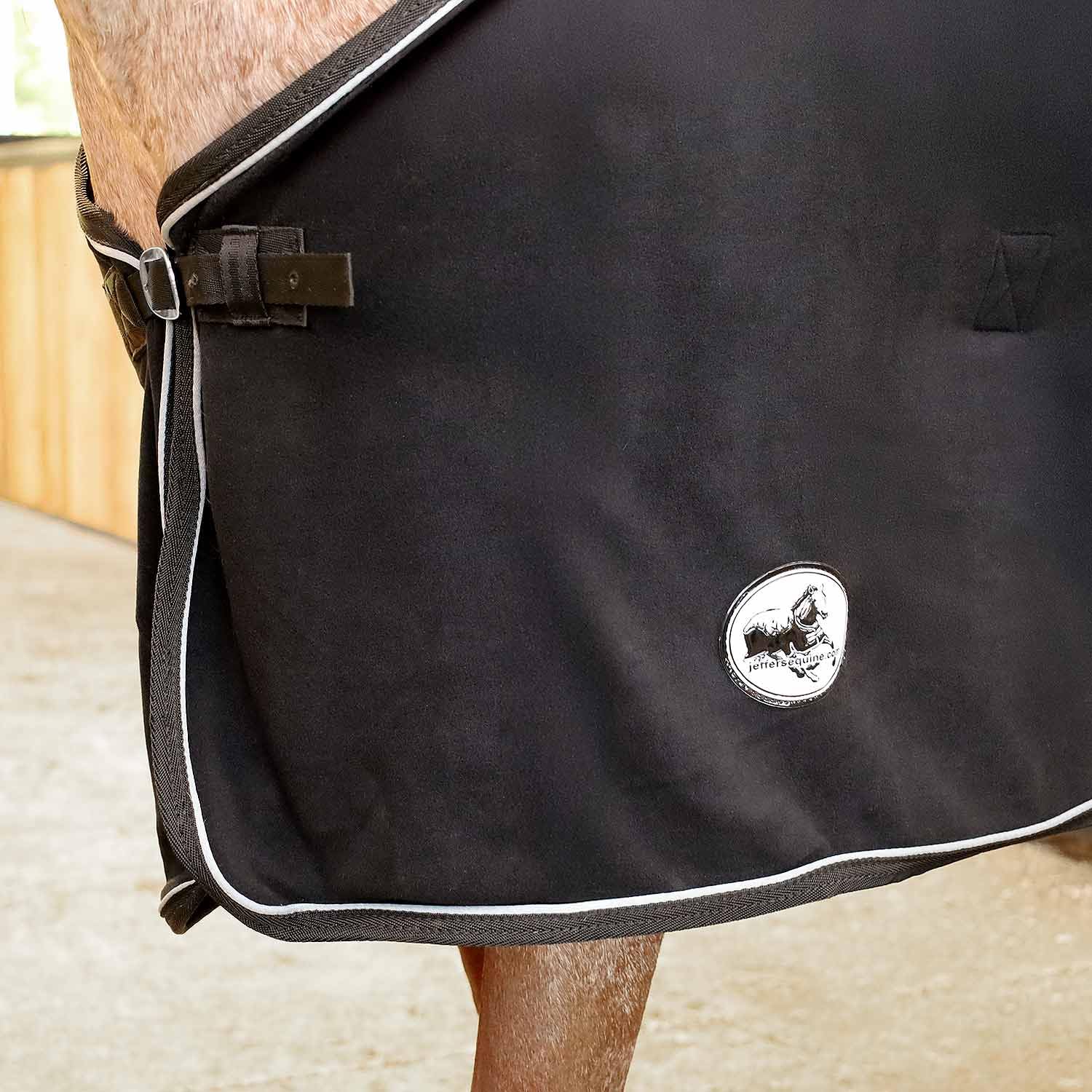 Manta Jeffers Elite en negro, diseño práctico para establos y traslados.