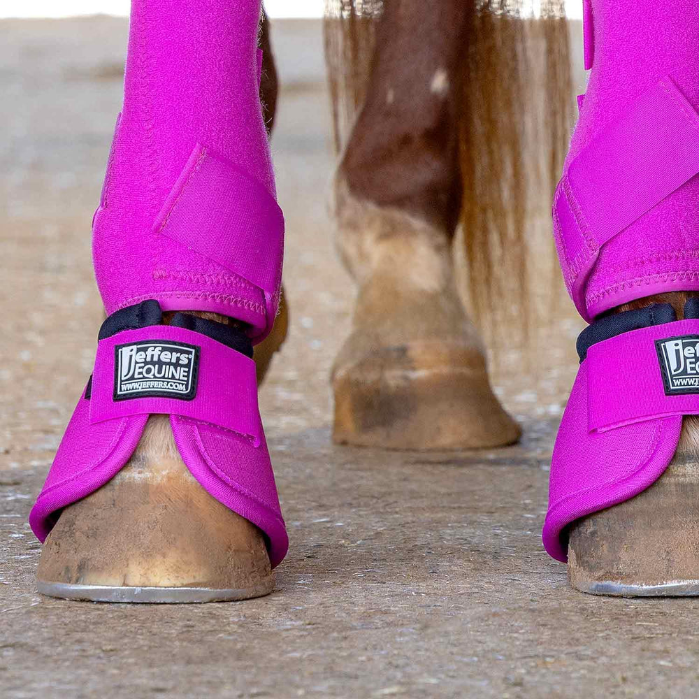 Protecciones ajustables con velcro de Jeffers, ajuste seguro durante movimiento.