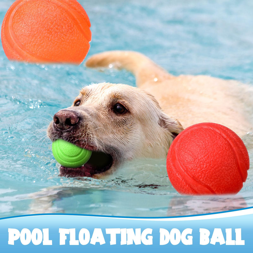 Bola Jenaai indestructible verde para perros; ideal para juego dinámico y limpieza dental suave.
