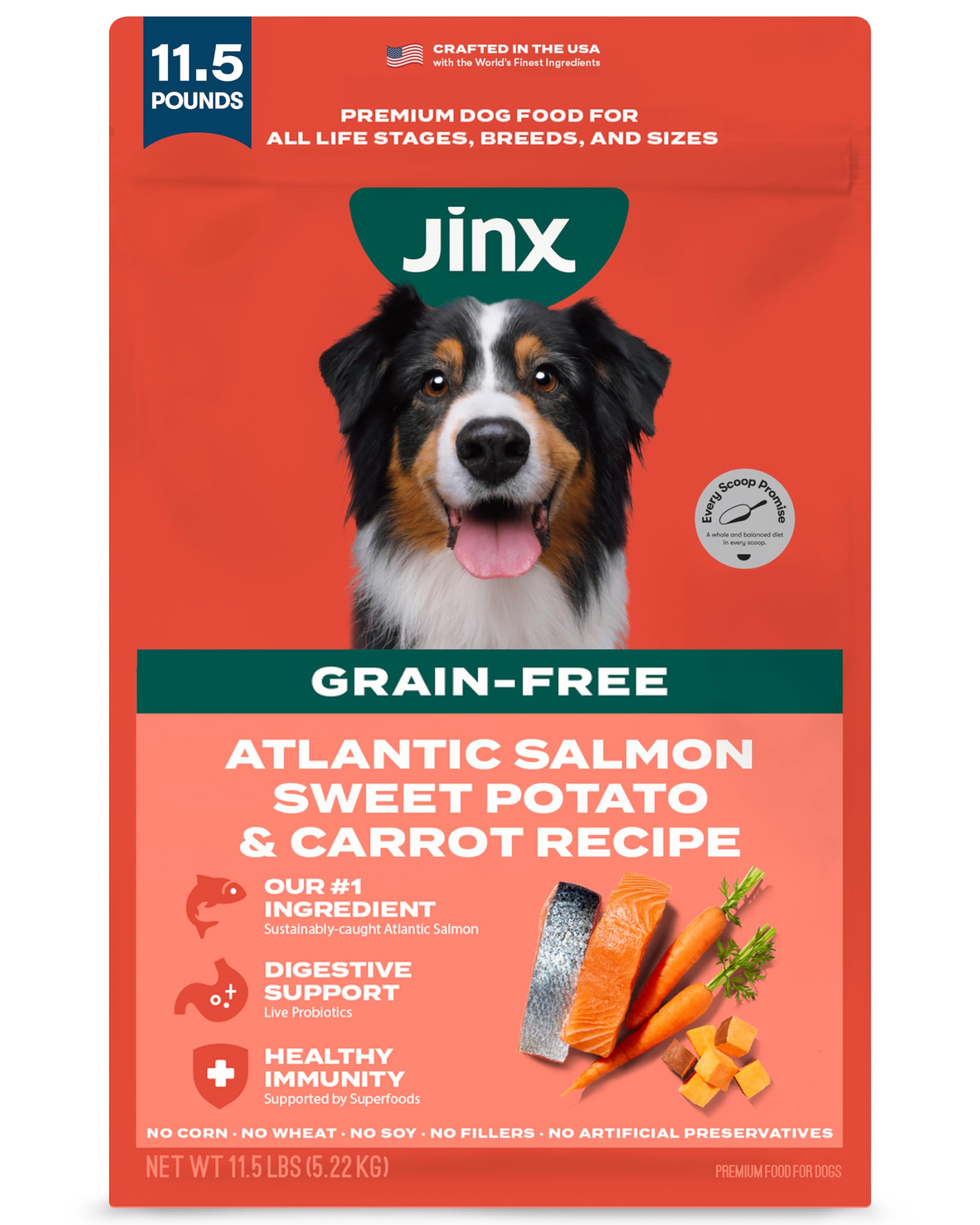 Jinx muestra la bolsa de alimento sin granos con salmón atlántico como ingrediente principal.