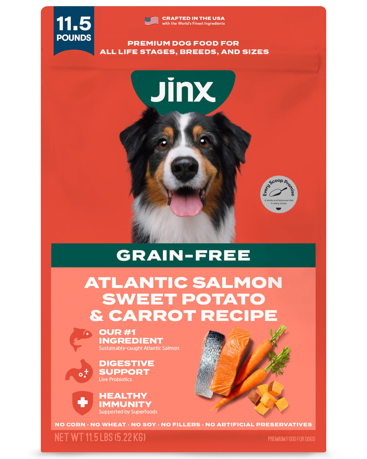 Jinx muestra la bolsa de alimento sin granos con salmón atlántico como ingrediente principal.