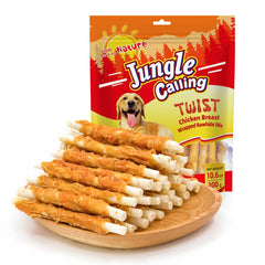 Tiras rawhide envueltas en pollo de Jungle Calling para masticar y entretener.