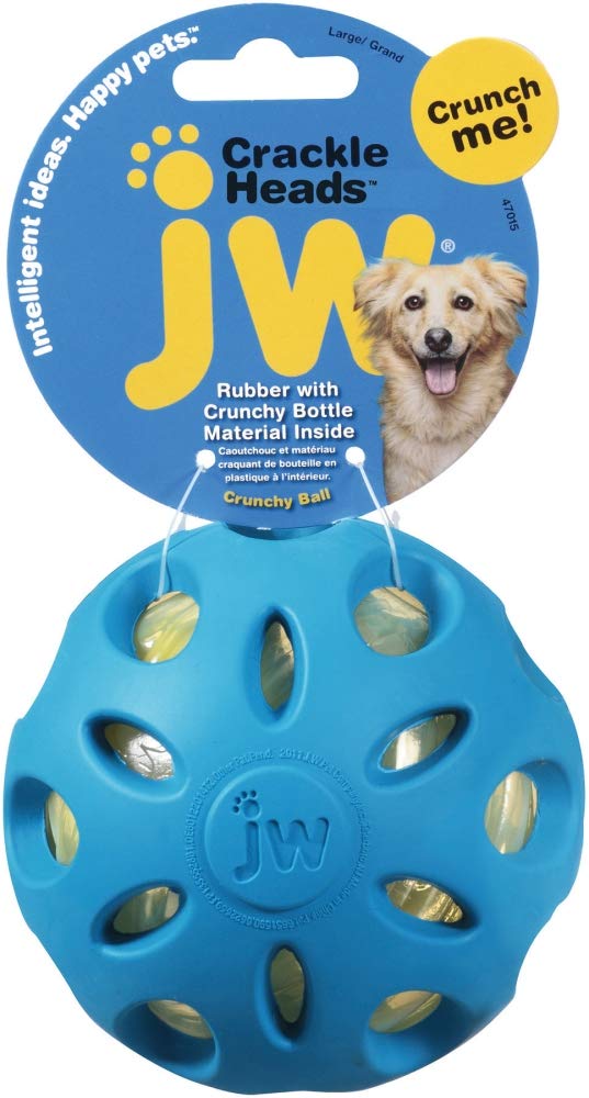 Bola JW Pet interior de plástico reciclado crujiente al morder.