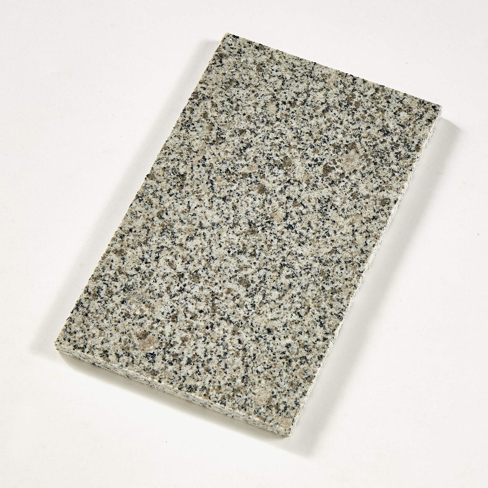 Kaytee Chinchilla Chiller: piedra granito para limpieza fácil y mantenimiento higiénico.