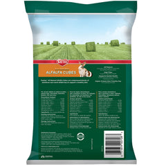 Kaytee cubos de alfalfa, textura densa, ideal como snack natural para roedores.