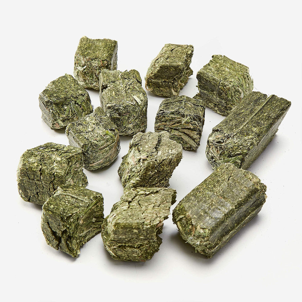 Cubos Kaytee heno Timothy y alfalfa con textura crujiente para masticar.