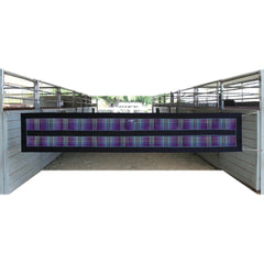 Kensington Aisle Guard en Lavender Mint, malla Textilene, ideal para grooming seguro en el pasillo del establo.