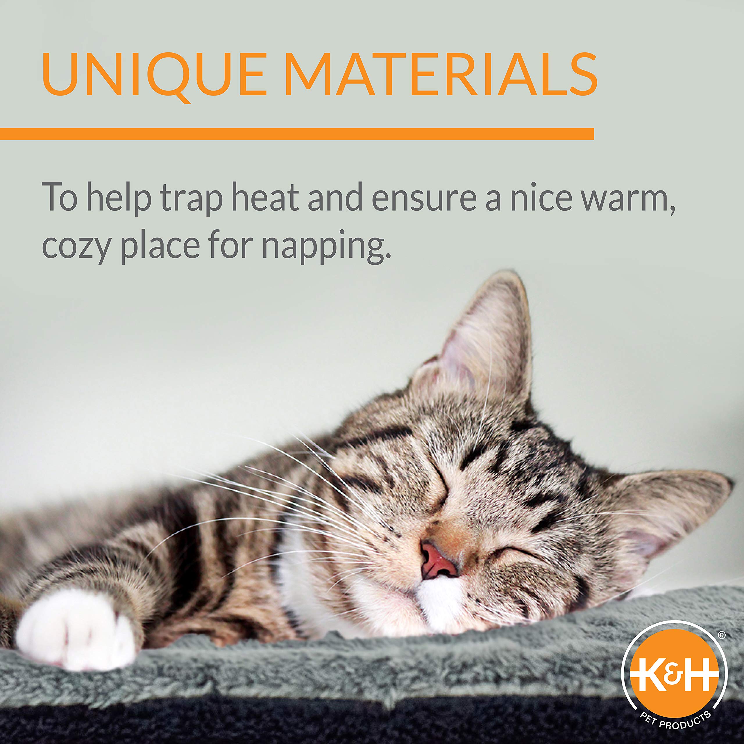 Superficie de microfleece cálida y cómoda para gatos pequeños.