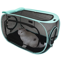 Kitty City caseta exterior para gatos con malla ventilada, ideal para descanso al aire libre.