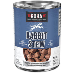 KOHA estofado de conejo en plato con ingredientes mínimos, fácil de digerir.
