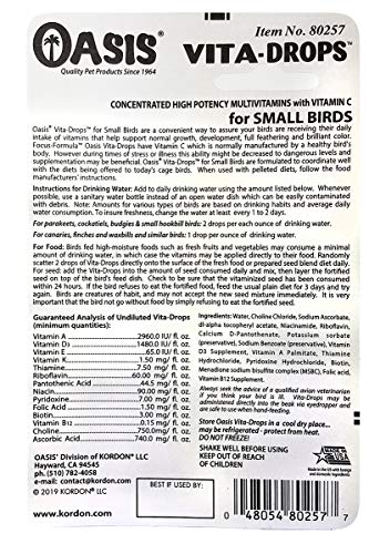 Kordon Vita Drops: aves pequeñas recibiendo suplemento para plumaje brillante.