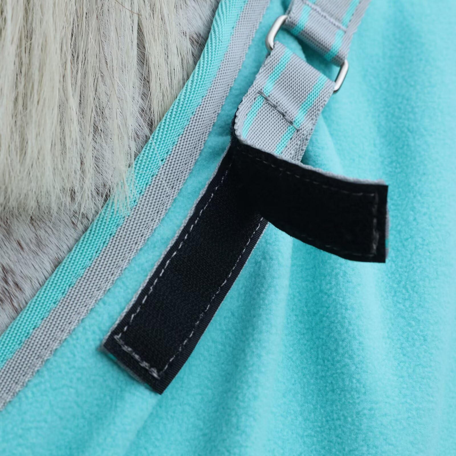 Manta LEAFOREST de doble capa absorbe humedad y mantiene al caballo seco.