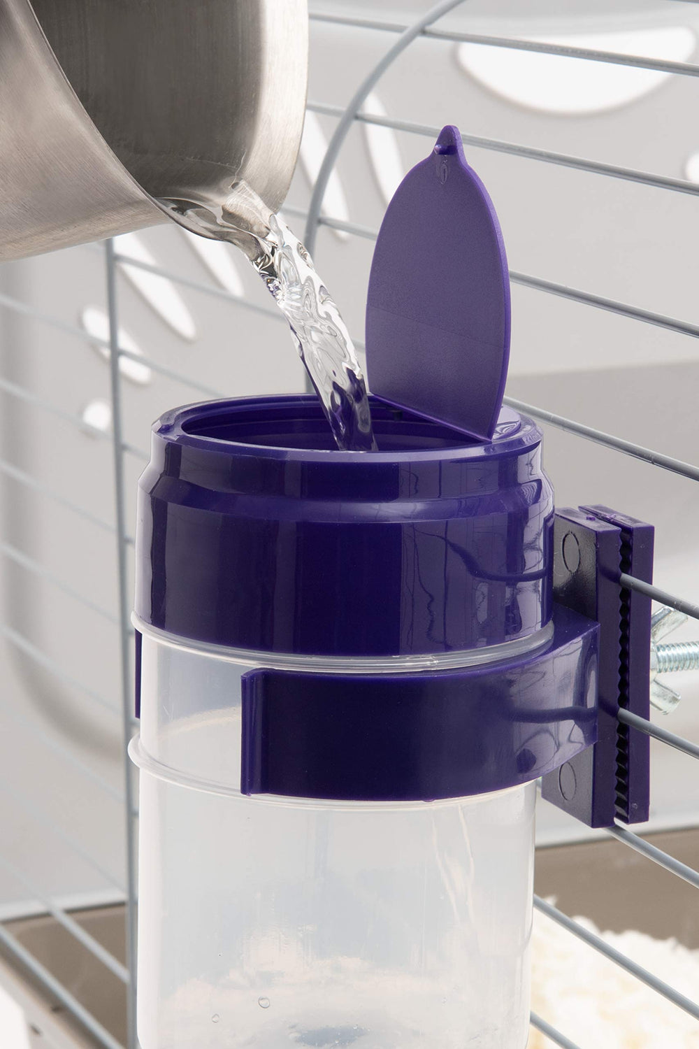 Botella Lixit resistente al exterior y libre de BPA para uso interior o exterior.