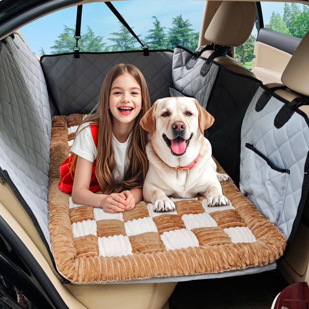 Loiion cama para perros en sedán, plaid cómodo para siestas seguras.