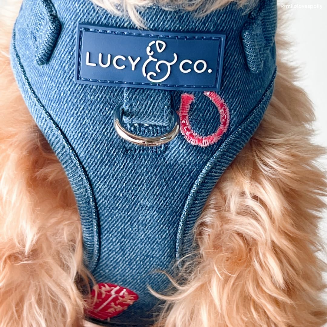 Acabados y costuras del arnés Lucy & Co. vaquera mezclilla para durabilidad.