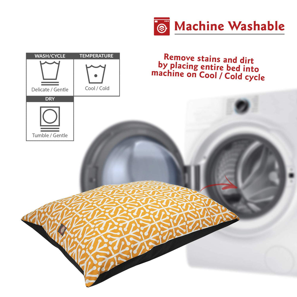 Cama Majestic Pet Aruba Amarilla dentro de la jaula para crías tranquilas.