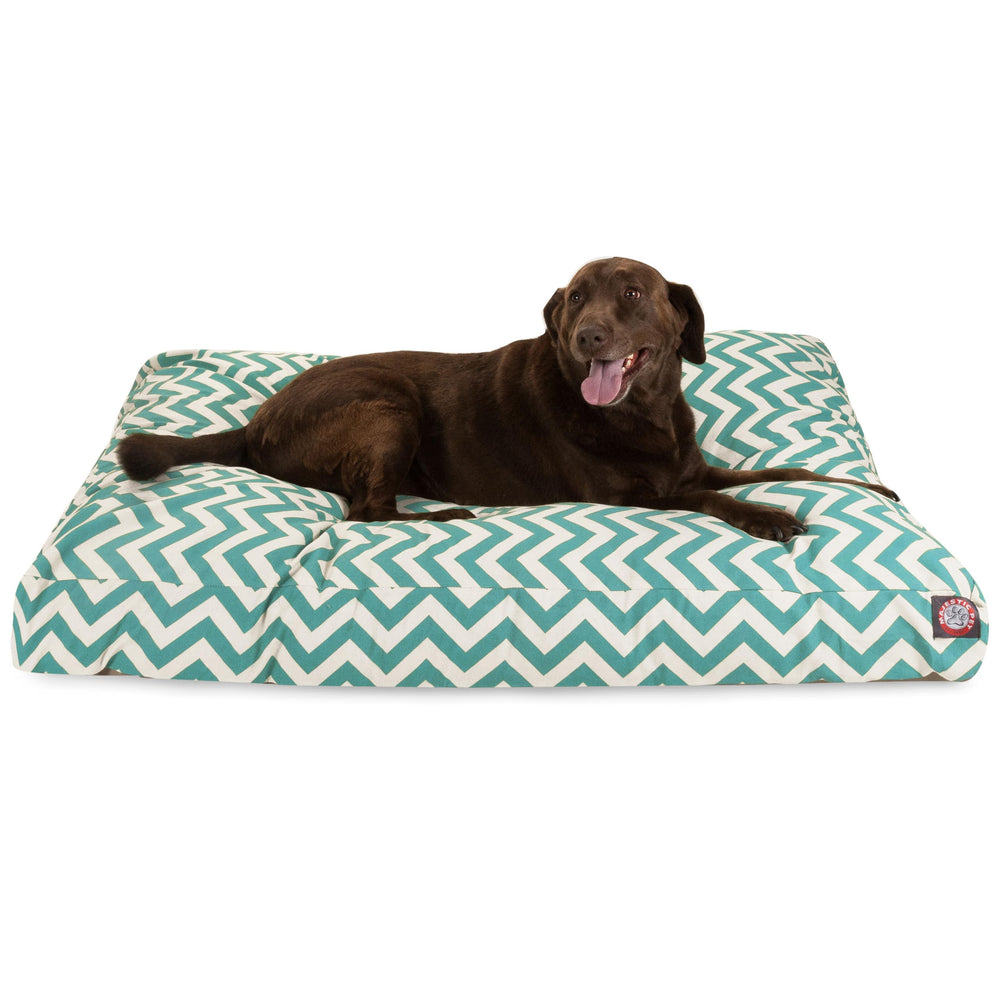 Cama Majestic Pet rectangular con patrón zigzag azul turquesa, confort suave para el descanso diario