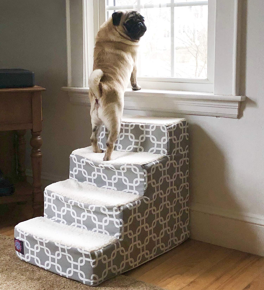 Montaje sencillo y transporte fácil con Majestic Pet escalones.